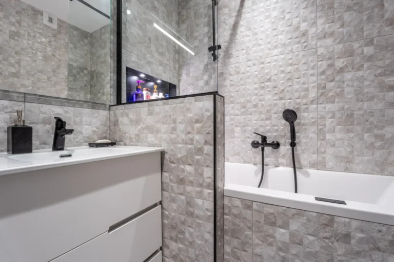 salle de bain avec carelage