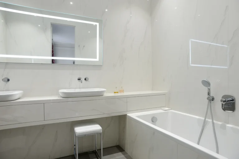 salle de bain avec baignoire