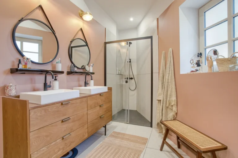 salle de bain moderne rose